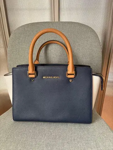 MICHAEL KORS 네이비 화이트 핸드백