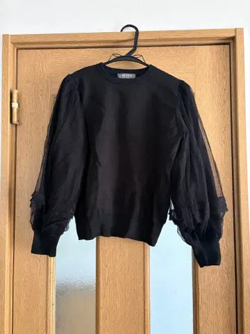 블랙 니트 시스루 소매