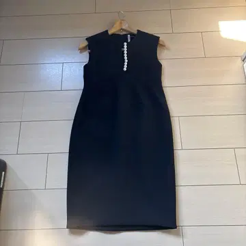 블랙 슬리브리스 무릎 기장 원피스