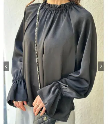 PB 셀렉 새틴 프릴 넥 블라우스