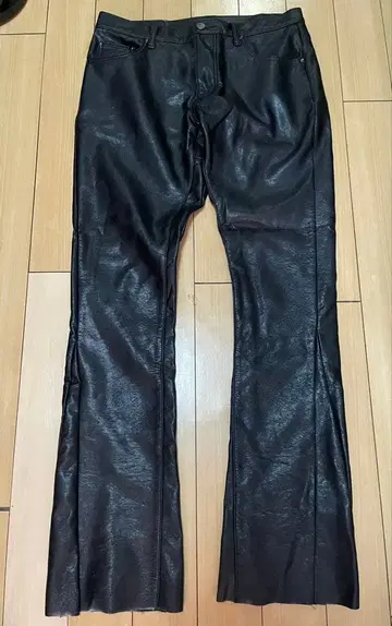 mnml 블랙 가죽 플레어 팬츠