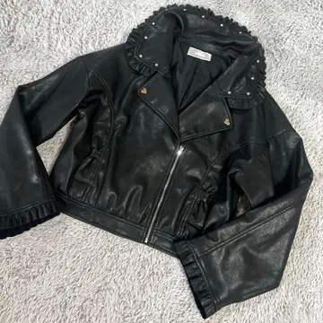 피움 pium 인기 큐빅 프릴 크롭 라이더 자켓