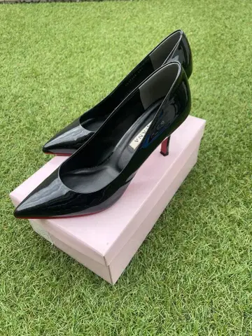 DIANA 블랙 에나멜 하이힐