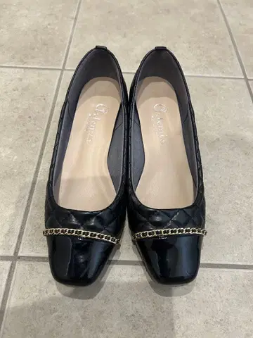 블랙 퀼팅 디자인 펌프스