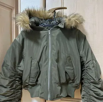 올리브색 후드 부착 크롭 자켓