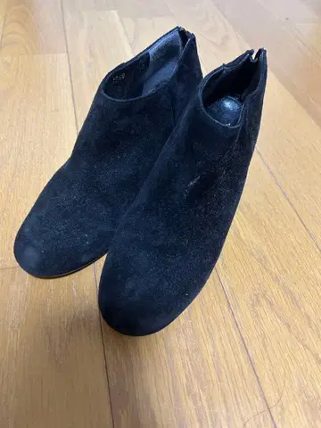 OTA 블랙 스웨이드 사이드 지퍼 부티