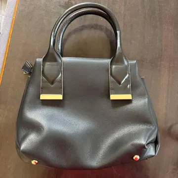 [ 가격 인하 협상 가능 ] 블랙 새상품급 핸드백 골드 금장 장식