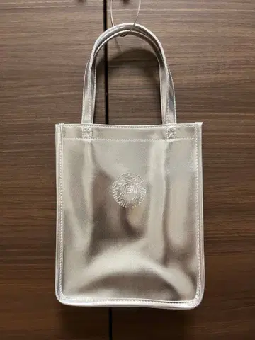 스타벅스 2023 홀리데이 쇼핑백 메탈릭 실버