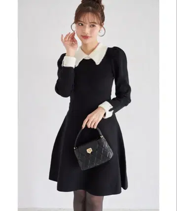 카라 부착 배색 샤기 절개 하트 장식 단추 리브 니트 원피스