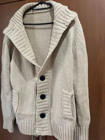 베이지 숄카라 니트 스웨터