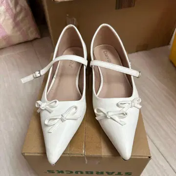 화이트 스틸레토 펌프스