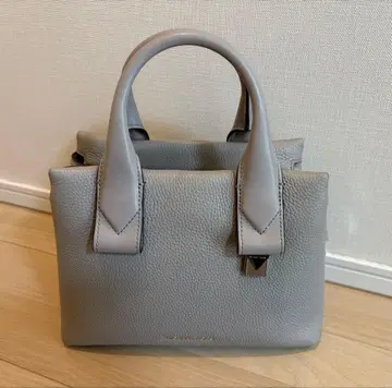 그레이 가죽 핸드백
