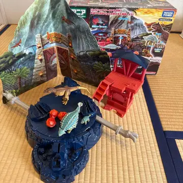 쥬라기 월드 서바이벌 캠핑 배틀마운틴 피규어 3체 포함