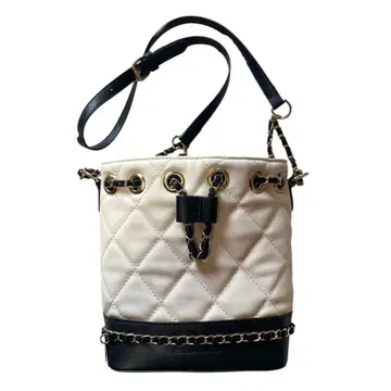 새상품급 퀼팅 버킷 백 화이트 x 블랙 버킷형 키체인