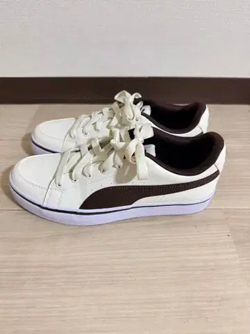 PUMA 화이트/브라운 로우컷 스니커즈