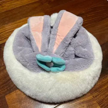 토끼 귀가 달린 복슬복슬한 모자