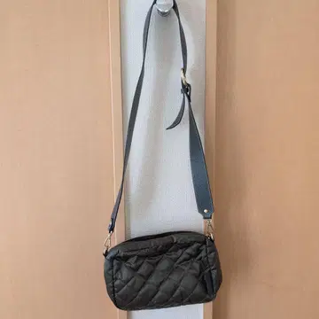 다크 그린 퀼팅 숄더백