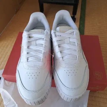 PUMA 화이트 스니커즈 22.5 CM