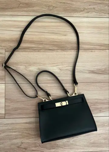 오우렌테 블랙 가죽 핸드백 골드 금장 장식