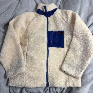 크림색 플리스 자켓