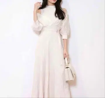 MERCURY DUO 크림색 오프숄더 니트 원피스 (벨트 없음)