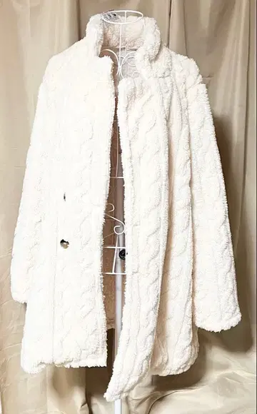 화이트 플리스 자켓 케이블 짜임