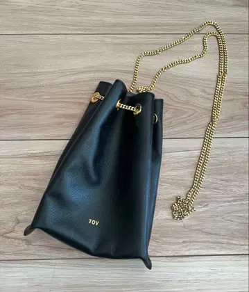 TOV 블랙 숄더백 골드 체인