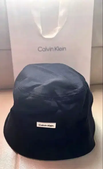 Calvin Klein 블랙 버킷 햇