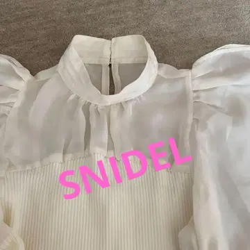 SNIDEL. 화이트 퍼프 슬리브 상의
