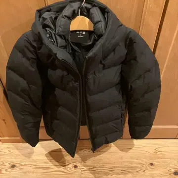 유니클로 심리스 다운 자켓 블랙