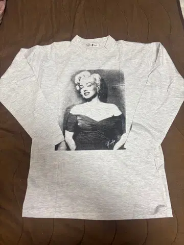 마릴린 몬로 프린트가 특징인 그레이 롱 티셔츠