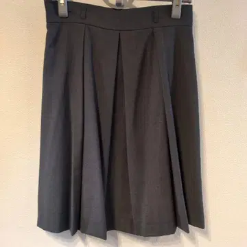 오피스 캐주얼 그레이 플리츠 스커트 미디 기장 더 수트 컴퍼니