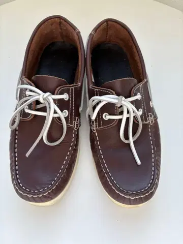 브라운 가죽 모카신 데크 슈즈