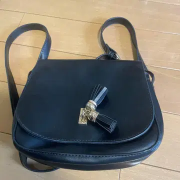 태슬 장식 블랙 숄더백