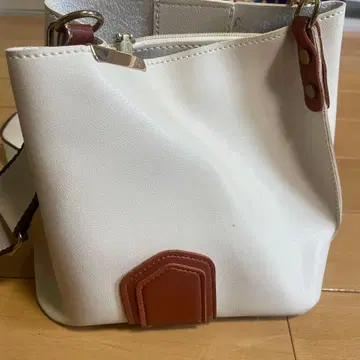 화이트 숄더백 합성 피혁