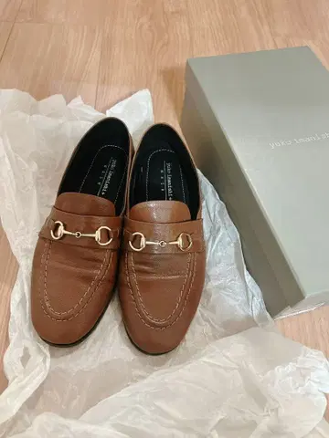 유코 이마니시+ 브라운 로퍼