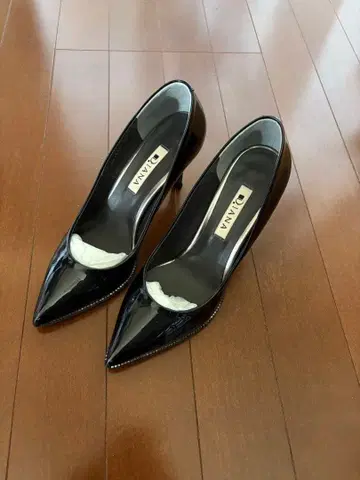 DIANA 블랙 에나멜 펌프스 23.5cm
