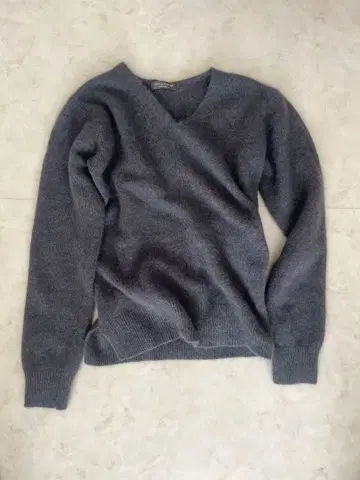 차콜 그레이 V넥 긴팔 스웨터 울 혼방