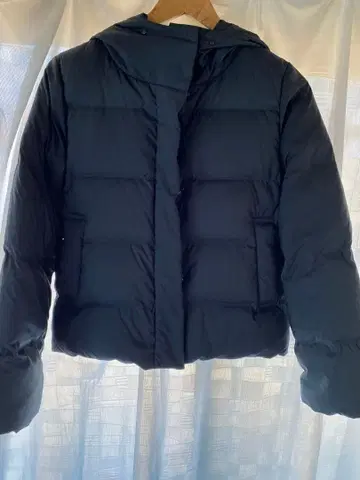 후드 부착 블랙에 가까운 그레이 숏 다운 자켓