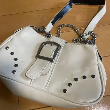 화이트 숄더백 스터드 부착
