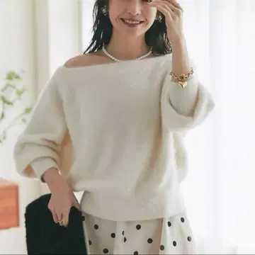 러브티크 봉봉 헤어 리 울 캐시미어 혼방 오프숄더 니트 화이트
