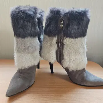 퍼 달린 그레이 숏부츠