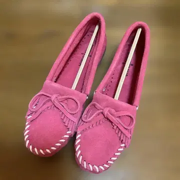 미네통카 핑크 스웨이드 모카신 리본 포함