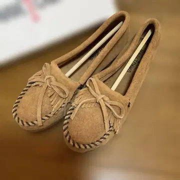 미네통카 카멜 스웨이드 모카신 신발