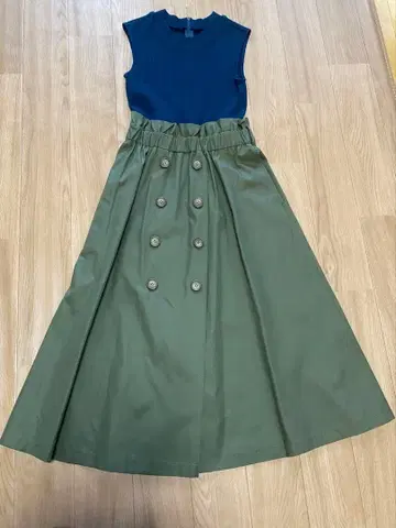 UNIVERVAL MUSE 슬리브리스 원피스