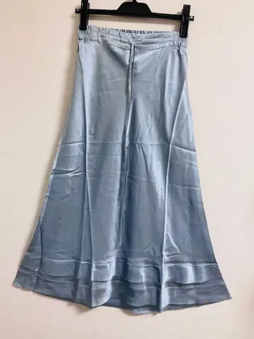 Lee Mathew's 리마슈 실크 새틴 스커트 택 포함 새상품