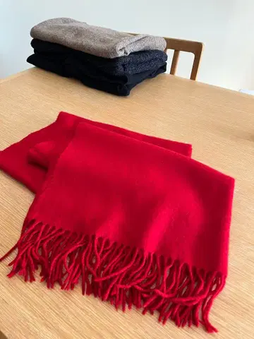 빨간색 프린지 달린 캐시미어 머플러