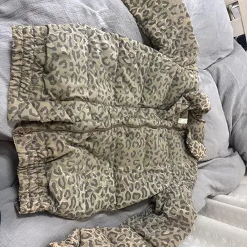 레오파드 무늬 다운 자켓