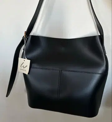 새상품 원숄더 토트백 A4 수납 가능 블랙