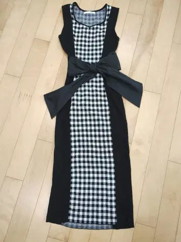 로얄 파티 체크 무늬 리본 포함 슬리브리스 원피스